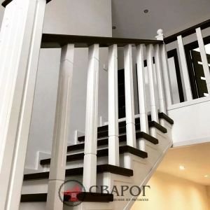 Лестница Проприано с деревянными перилами