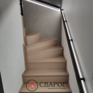 Поворотная Лестница Дуглас с металлическим ограждением