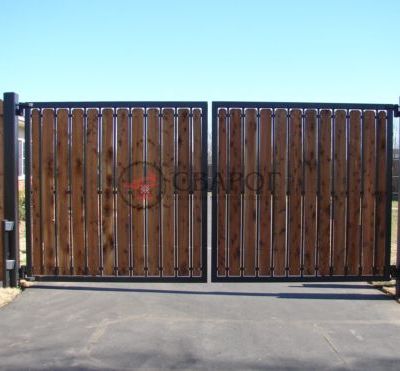 Деревянные распашные ворота для гаража