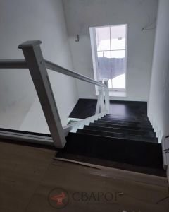 Белая лестница Дуглас с черными степенями фото6