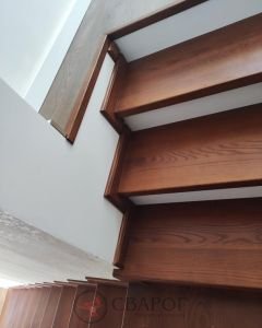 П-образная лестница Руан с деревянными перилами фото4